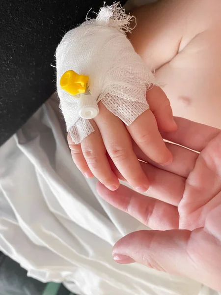 Mother Holding Child Hand Who Fever Patients Hospital Give Encouragement — Zdjęcie stockowe