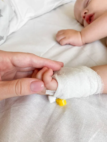 Mother holding childs hand who fever patients in hospital to give encouragement. Jogdíjmentes Stock Képek