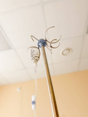 Bir hastane koridorunda kavram üzerinde arka plan damla.