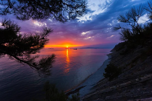 Heller Farbenfroher Sonnenuntergang Über Dem Meer Blauer Himmel Reiche Wolken — Stockfoto