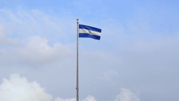 Сальвадорський Прапор Розмахує Вітром Блакитним Небом Хмарами Банер Сальвадору Підірвав — стокове відео
