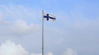 3D, Finlandiya bayrağı mavi gökyüzü ve bulutlarla rüzgarda dalgalanıyor. Finlandiya afişi yumuşak ipek gibi esiyor. Kumaş kumaş dokusu, Asteğmen. Ulusal gün ve ülke etkinlikleri konsepti için kullan..