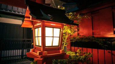 Kyoto 'daki antik shinto tapınağındaki Japon lambası. En eski tapınakta Asya ışığı. Geleneksel dini yapı Japon turistler için popüler bir eğlencedir.
