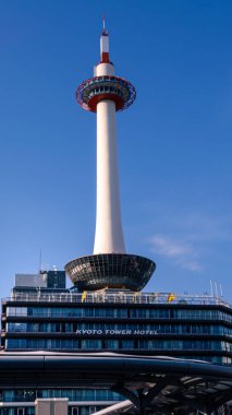 Kyoto, Japonya Nisan - 12, 2019: Kyoto Kulesi mavi gökyüzünün altındaki en ikonik yapıdır. Demiryolu istasyonunun önündeki şehrin simgesi.