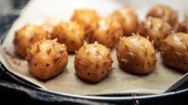 Tatlı kirpi şekilli muhallebi tatlısı. Japon pastası, dikenli ve kremalı sokak yemekleri Japonya 'nın Kyoto şehrinde satışta.