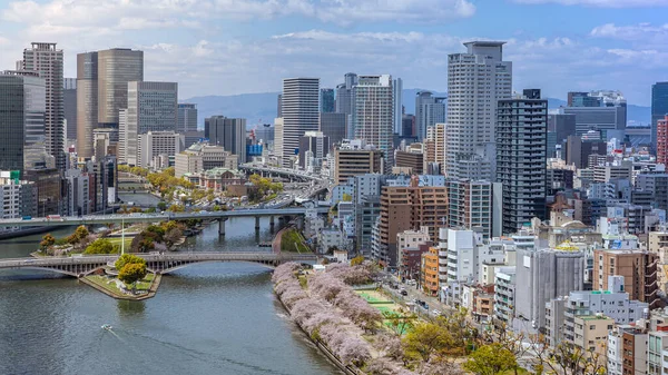 Osaka Şehrinin Havadan Görünüşü Gökyüzü Binasından Nehir Manzarası Kalabalık Gökdelenler — Stok fotoğraf