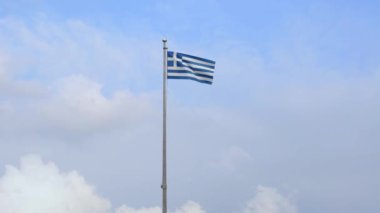 3D, mavi gökyüzü ve bulutlarla rüzgarda dalgalanan Yunan bayrağı. Yunanistan afişi, yumuşak ve pürüzsüz ipek. Kumaş kumaş dokusu, Asteğmen. Ulusal gün ve ülke etkinlikleri konsepti için kullan..
