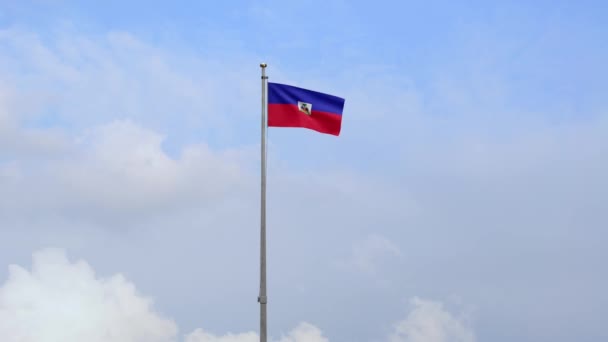 Haitańska Flaga Machająca Wietrze Błękitnym Niebem Chmurami Haiti Sztandar Dmuchanie — Wideo stockowe