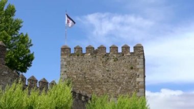 Jerez de los Caballeros İspanya 'nın en yaşlı şövalyelerinin ortaçağ kalesi. Extremadura 'daki tepeler arasında Haçlıların kalesi mimari yapı inşa ediliyor.