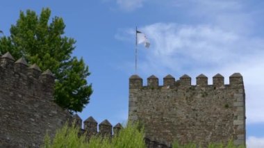 Jerez de los Caballeros İspanya 'nın en yaşlı şövalyelerinin ortaçağ şatosu Yavaş Hareketi. Extremadura 'daki tepeler arasında Haçlıların kalesi mimari yapı inşa ediliyor.