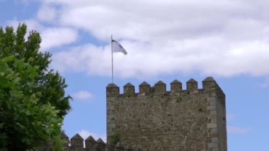 Jerez de los Caballeros İspanya 'nın en yaşlı şövalyelerinin ortaçağ şatosu Yavaş Hareketi. Extremadura 'daki tepeler arasında Haçlıların kalesi mimari yapı inşa ediliyor.