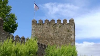 Jerez de los Caballeros İspanya 'nın en yaşlı şövalyelerinin ortaçağ şatosu Yavaş Hareketi. Extremadura 'daki tepeler arasında Haçlıların kalesi mimari yapı inşa ediliyor.