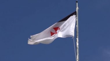 Yavaş Bayrak Hareketi Şövalyeler Jerez de los Caballeros İspanya 'daki ortaçağ şatosunda. Katolik orduları, İsa 'nın ve Süleyman' ın tapınağının zavallı askerleriydi..