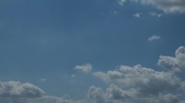 Güneşli bir yaz gününde mavi gökyüzü ile kümülüs bulutlarının zamanı. Doğa arkaplan manzarası olarak güzel bulutlar. Beyaz bulutların yüzdüğü doğal gün ışığının harika havası