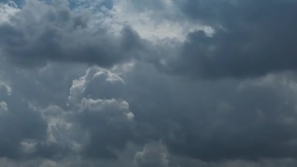 青空の天気の良い日から暗い曇りの嵐に積雲の時間経過 自然の背景パノラマとして美しい雲の風景 抽象的な形と危険性の嵐を作成する浮動素晴らしい雲 — ストック動画