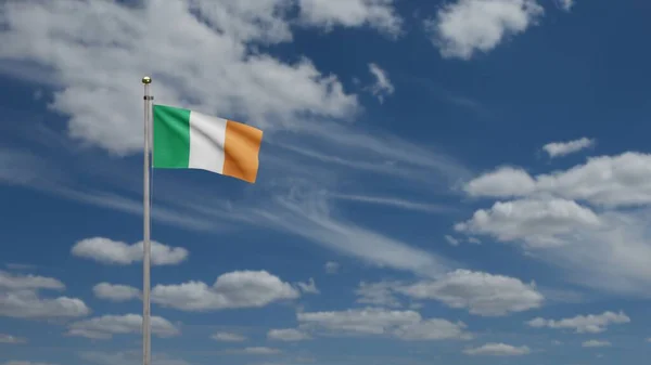 Флаг Ирландии Размахивающий Ветру Голубым Небом Облаками Закрыть Ирландский Баннер — стоковое фото