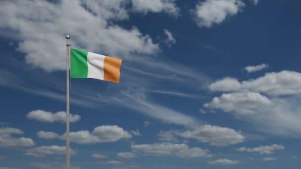 Bandeira Irlanda Acenando Vento Com Céu Azul Nuvens Close Banner — Vídeo de Stock