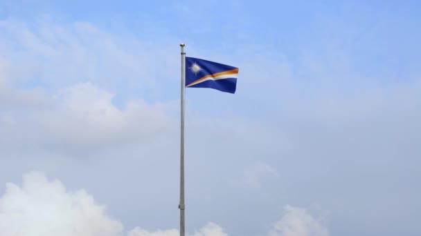 Marshallese Vlag Wapperend Wind Met Blauwe Lucht Wolken Marshall Spandoek — Stockvideo