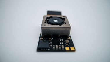 Cep telefonu için bir kamera modülü kapatın. Beyaz arka planlı stüdyo resminde Smartphone Lens'in yakın çekimi