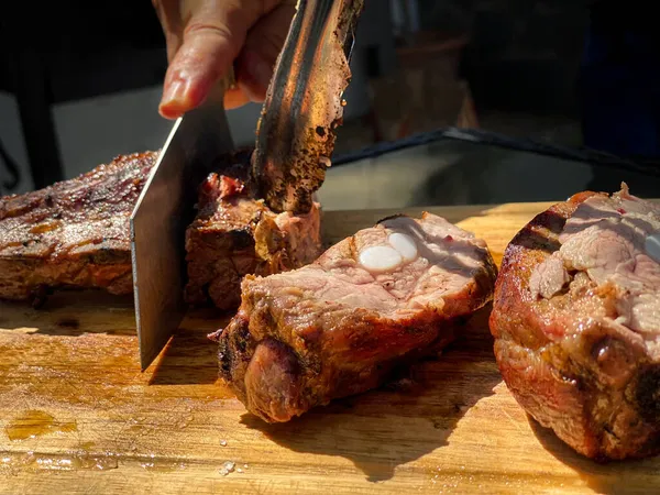Chef Cut Delicious Big Piece Tasty Pork Ribs Barbecue Grill — Stock Photo, Image
