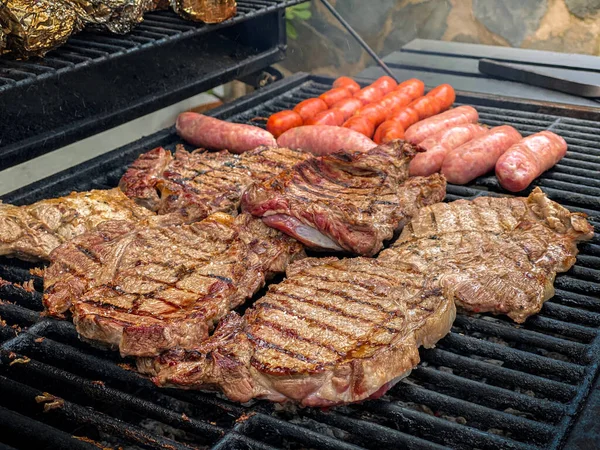 Vaření Lahodného Hovězího Steaku Klobásy Grilu Chorizo Žhavém Uhlí Jídlo — Stock fotografie
