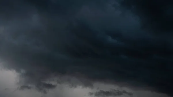 Dunkle Gewitterwolken Färben Den Himmel Schwarz Der Regen Kommt Bald — Stockfoto