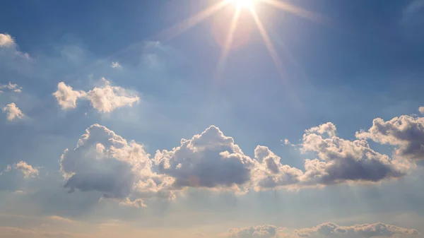 Прекрасный Вид Кучевые Облака Неба Солнечным Светом Лета Панорама Природный — стоковое фото
