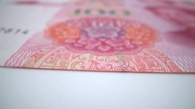 100 Yuan 'lık Çin banknotları, makro Len ile yakınlaştırın. Çin parası. Beyaz arka planda RMB100. 100 dolarlık kırmızı banknot, Pekin ekonomi sistemi. Para birimi bankası