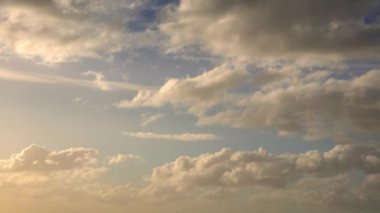 Gökyüzü gün batımının muhteşem manzarası. Sarı güneş bulutların arasında parlıyor. Gün batımından önce dramatik bir ışıkla güzel bir cennet. Soyut doğa alacakaranlık arkaplanı.