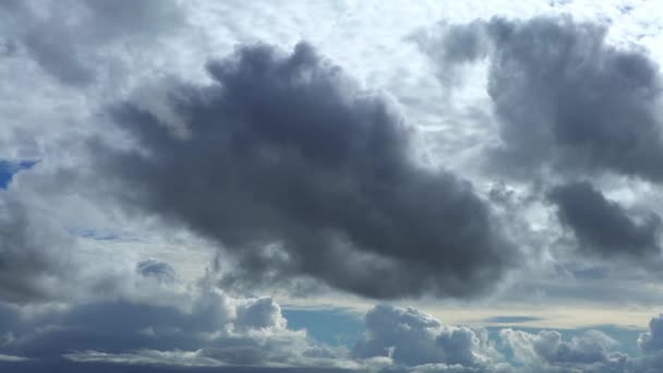 Kara Fırtına Bulutları Gökyüzünü Karartır Yakında Yağmur Yağacak Dramatik Işığı — Stok video