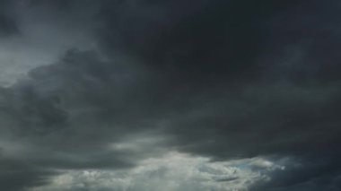 Kümülüs bulutlarının zamanı mavi gökyüzünün güzel havasından kara bulutlu fırtınaya kadar. Doğa arkaplan manzarası olarak güzel bulutlar. Yüzen muhteşem bulut soyut bir şekil ve tehlike fırtınası yaratıyor.