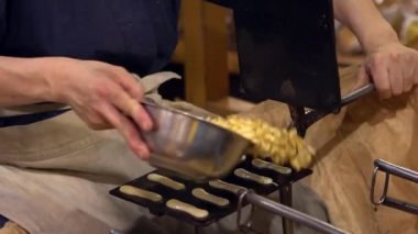 Japonların bol badem ve tereyağlı çıtır bademli kurabiyelerden ne kadar lezzetli yaptığını. Sıcak metal tabakta Brittles bisküvileri dilimlenmiş. Fırınsız ev yapımı kek..