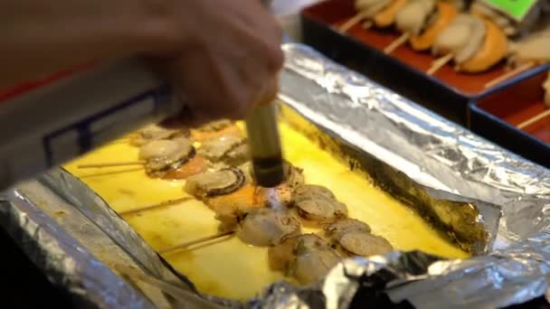 Τρώγοντας Καυτό Σασίμι Εμπορεύεται Πώληση Deliceous Χτένι Στην Ψαραγορά Nishiki — Αρχείο Βίντεο