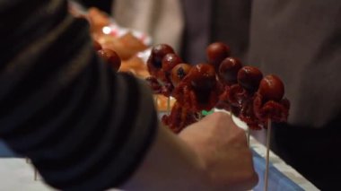 Kafası yumurtayla dolu olan kırmızı ahtapot, Kyoto 'daki yerel bir Japon sokak yiyeceğidir. Japonya 'da bir market tezgahında küçük ahtapotlar. Japon deniz ürünleri aperatifleri