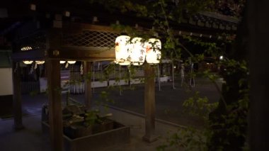 Kyoto, Japonya-12 Nisan 2019: Kyoto 'daki sığınak çeşmesinde el yıkama. Japonya 'da bambu bastonundan akan su. Japon shinto tapınağının girişi..