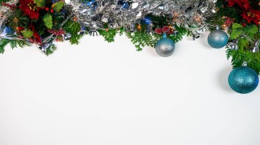 Noel topları, parlak süslemeler, ışıklar ve köknar ağacının dalları ve metin için kopyalama alanı olan bir pankart. Beyaz üzerine Xmas süslemesi. Kart, afiş, el ilanı, parti afişi, başlık için harika