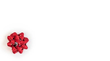 Güzel kırmızı hediye yayı beyaz arka planda izole edilmiş Noel süslemesi. Metin için fotokopi alanı ile Xmas süsleri. Yeni yıl gerçekçi dekoru. Kış tatili için kutlama kartı veya el ilanı tasarımı ögesi