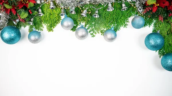 Feestelijke Kerstballen Grens Met Ruimte Voor Design Prachtige Groene Dennenboom — Stockfoto