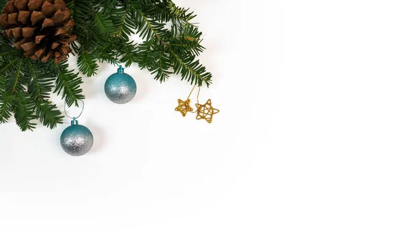 Frame Van Groene Dennenboom Met Dennenappel Bloem Kerstballen Witte Achtergrond — Stockfoto