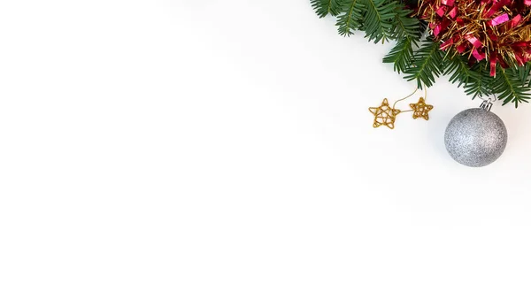 Рамка Зеленой Сосновой Ветки Рождественскими Шарами Белом Фоне Место Текста — стоковое фото