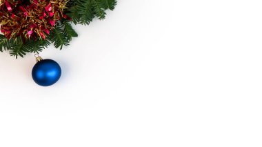 Sınırda tasarlamak için yer açılmış Noel baloları. Güzel yeşil köknar dalları süsleri ve beyaz pankartta Xmas süslemeleri. Kış noeli konsepti. Üst görünüm çerçevesi Yeni yıl arkaplanı.