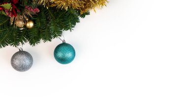 Sınırda tasarlamak için yer açılmış Noel baloları. Güzel yeşil köknar dalları süsleri ve beyaz pankartta Xmas süslemeleri. Kış noeli konsepti. Üst görünüm çerçevesi Yeni yıl arkaplanı.