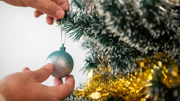 Καλά Χριστούγεννα Και Καλές Γιορτές Χέρι Ενός Άντρα Στολίζει Δέντρο — Φωτογραφία Αρχείου