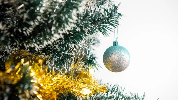 Frame Van Groene Dennenboom Met Kerstballen Witte Achtergrond Ruimte Voor — Stockfoto