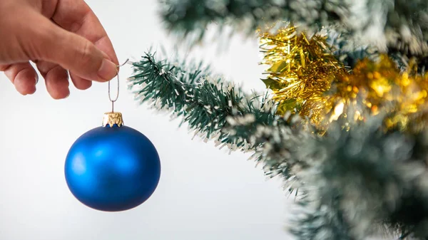 Joyeux Noël Joyeuses Fêtes Main Homme Décore Épicéa Intérieur Maison — Photo