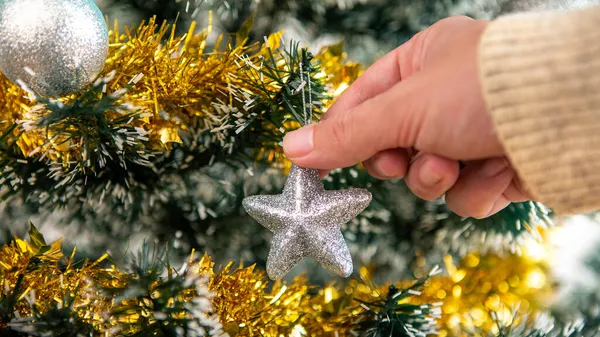 Man Versiert Kerstboom Met Zilveren Sterren Woonkamer Huis Vrolijk Kerstfeest — Stockfoto