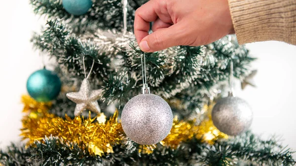 Man Versiert Kerstboom Met Zilveren Ballen Woonkamer Huis Vrolijk Kerstfeest — Stockfoto