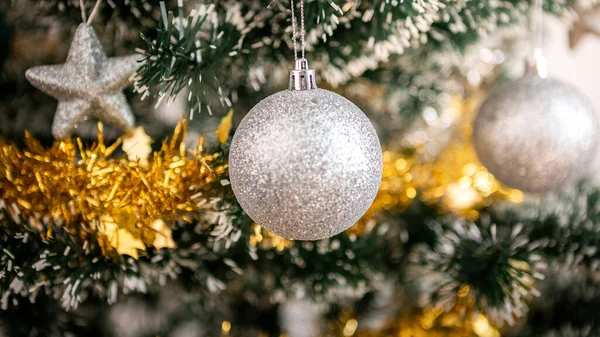 Cadre Branche Pin Vert Avec Boules Noël Sur Fond Blanc — Photo