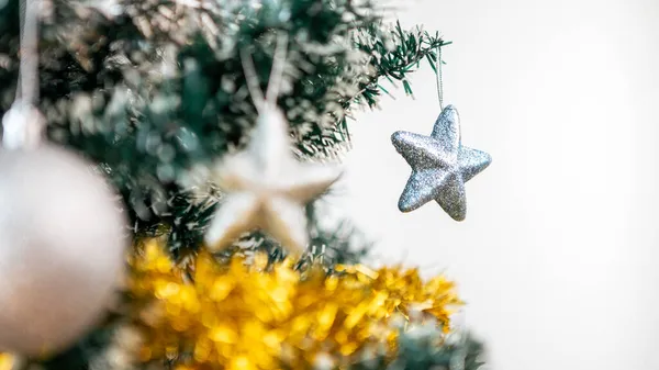 Праздничные Рождественские Звезды Границе Пространством Дизайна Красивая Зеленая Ель Ветви — стоковое фото