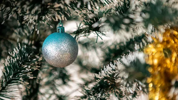 Beyaz arka planda Noel topları ve metin için boşluk olan yeşil çam dalından bir çerçeve. Dekorasyon afişi ve yeni yıl konsepti için köknar ağacı dalları ve Xmas mücevherleri görünümü.